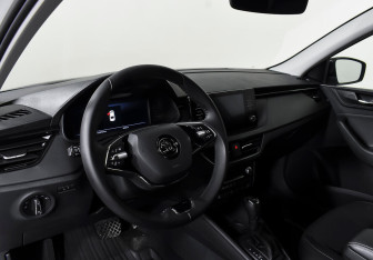 Подержанный автомобиль Skoda Rapid Liftback 2022 года (11 фото)