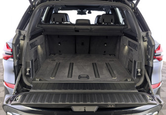 Подержанный автомобиль BMW X5 2025 года (10 фото)
