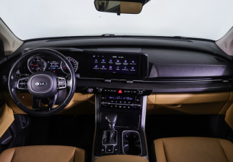 Подержанный автомобиль Kia Carnival 2021 года (17 фото)