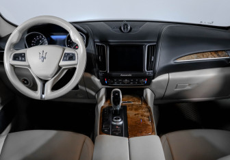 Подержанный автомобиль Maserati Levante 2017 года (12 фото)
