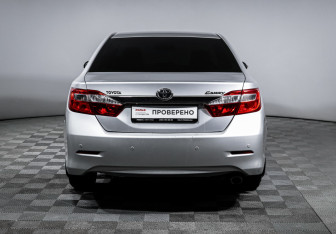 Подержанный автомобиль Toyota Camry Sedan 2013 года (6 фото)