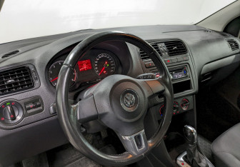 Подержанный автомобиль Volkswagen Polo Sedan 2011 года (13 фото)