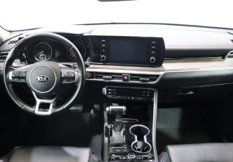 Подержанный автомобиль Kia K5 2021 года (14 фото)