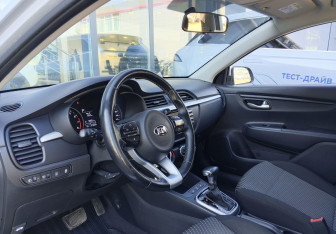 Подержанный автомобиль Kia Rio Hatchback 2018 года (22 фото)