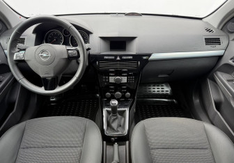 Подержанный автомобиль Opel Astra Hatchback 2008 года (12 фото)