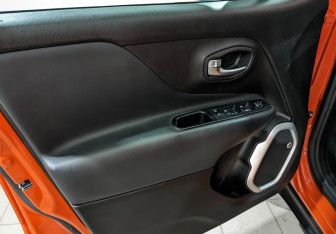 Подержанный автомобиль Jeep Renegade 2016 года (19 фото)