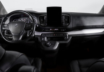 Подержанный автомобиль Peugeot Traveller 2021 года (13 фото)