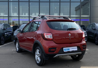 Подержанный автомобиль Renault Sandero 2018 года (8 фото)
