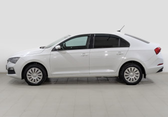 Подержанный автомобиль Skoda Rapid Liftback 2021 года (8 фото)