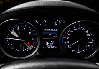 Подержанный автомобиль Toyota Land Cruiser Suv 2013 года (10 фото)