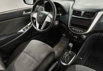 Подержанный автомобиль Hyundai Solaris Sedan 2012 года (10 фото)