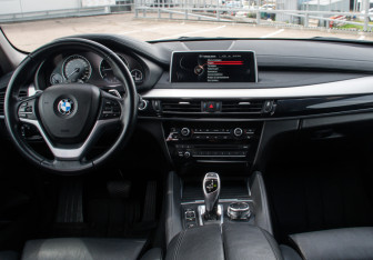 Подержанный автомобиль BMW X6 2015 года (12 фото)