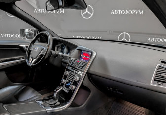 Подержанный автомобиль Volvo XC60 2017 года (11 фото)