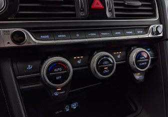 Подержанный автомобиль Genesis G70 2019 года (21 фото)