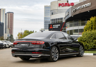 Подержанный автомобиль Audi A8 2022 года (4 фото)