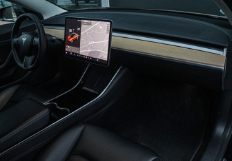 Подержанный автомобиль Tesla Model 3 2019 года (9 фото)