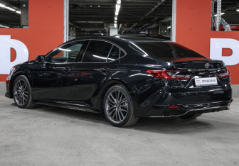 Подержанный автомобиль Toyota Camry Sedan 2025 года (7 фото)