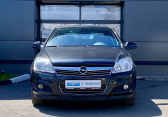 Подержанный автомобиль Opel Astra Sedan 2013 года (2 фото)