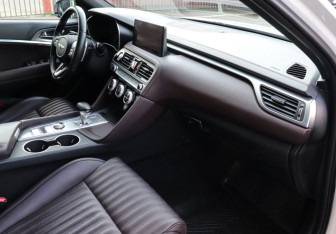 Подержанный автомобиль Genesis G70 2022 года (10 фото)