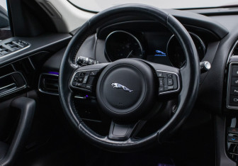 Подержанный автомобиль Jaguar F-Pace 2016 года (15 фото)
