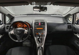 Подержанный автомобиль Toyota Auris Hatchback 2008 года (11 фото)