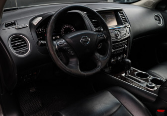Подержанный автомобиль Nissan Pathfinder 2016 года (15 фото)