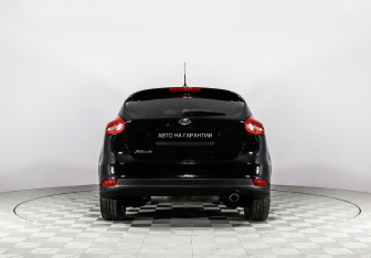 Подержанный автомобиль Ford Focus Hatchback 2016 года (6 фото)