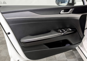 Подержанный автомобиль Kia K5 2021 года (19 фото)