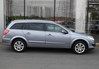 Подержанный автомобиль Opel Astra Wagon 2011 года (4 фото)