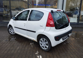 Подержанный автомобиль Peugeot 107 2011 года (6 фото)