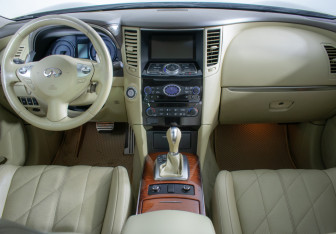 Подержанный автомобиль Infiniti QX70 2015 года (11 фото)