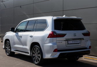 Подержанный автомобиль Lexus LX 2020 года (7 фото)