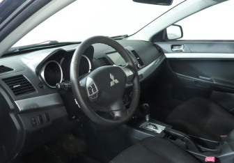 Подержанный автомобиль Mitsubishi Lancer Sedan 2011 года (9 фото)