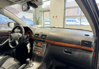 Подержанный автомобиль Toyota Avensis Sedan 2006 года (10 фото)