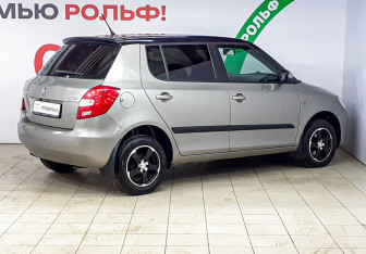 Подержанный автомобиль Skoda Fabia Hatchback 2014 года (4 фото)