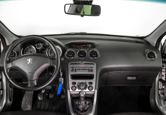 Подержанный автомобиль Peugeot 308 Wagon 2010 года (13 фото)