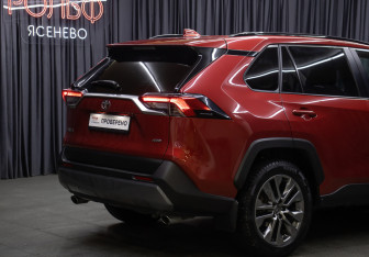 Подержанный автомобиль Toyota RAV4 2021 года (24 фото)