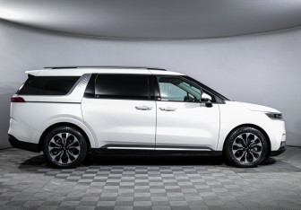 Подержанный автомобиль Kia Carnival 2021 года (4 фото)