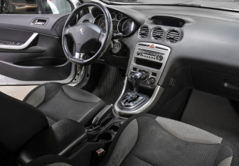 Подержанный автомобиль Peugeot 308 Hatchback 2010 года (11 фото)
