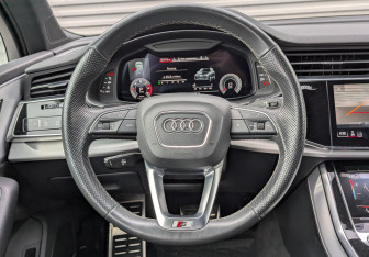 Подержанный автомобиль Audi Q7 2021 года (21 фото)