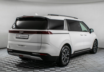 Подержанный автомобиль Kia Carnival 2022 года (5 фото)