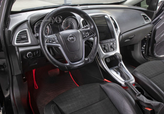 Подержанный автомобиль Opel Astra Hatchback 2013 года (15 фото)