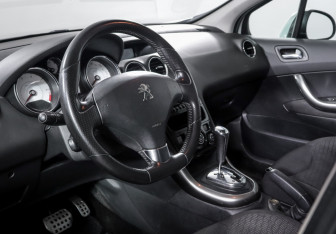 Подержанный автомобиль Peugeot 308 Hatchback 2011 года (14 фото)