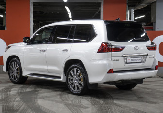 Подержанный автомобиль Lexus LX 2016 года (7 фото)