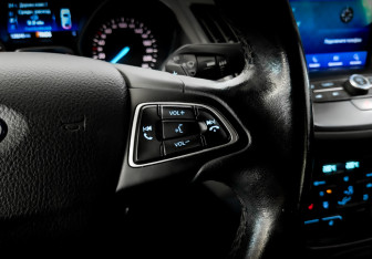 Подержанный автомобиль Ford Kuga 2017 года (27 фото)