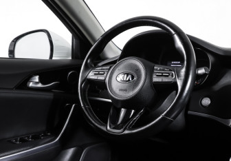 Подержанный автомобиль Kia Stinger 2018 года (13 фото)