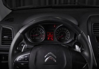 Подержанный автомобиль Citroen C4 Aircross 2012 года (10 фото)