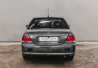 Подержанный автомобиль Mitsubishi Lancer Sedan 2006 года (6 фото)