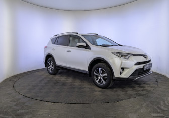 Подержанный автомобиль Toyota RAV4 2018 года (3 фото)