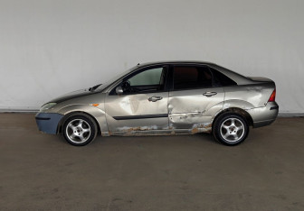 Подержанный автомобиль Ford Focus Sedan 2004 года (7 фото)